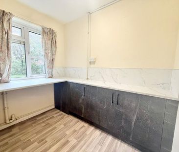 4 bedroom semi-detached house to rent - Photo 2