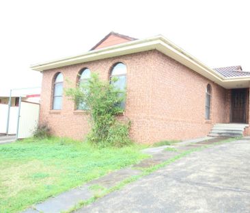 LOCATION !!! LOCATION !!! 3 BEDROOMS FRONT HOUSE IN QUIET STREET & ... - Photo 1