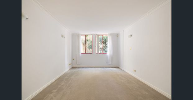 Spacious one-bedroom apartment with secure parking - Photo 1