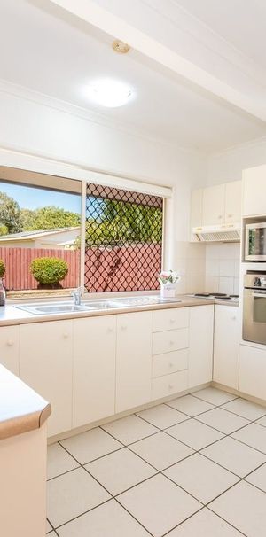 Spacious Townhouse, get in quick!! - Photo 1