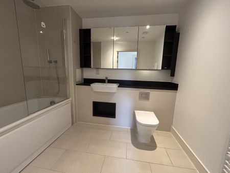 Three Bedroom Apartment for Rent in London, E3 - Photo 4