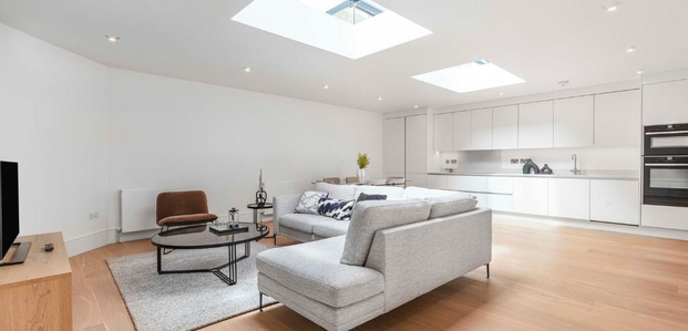 4 bedroom flat to rent - Photo 1