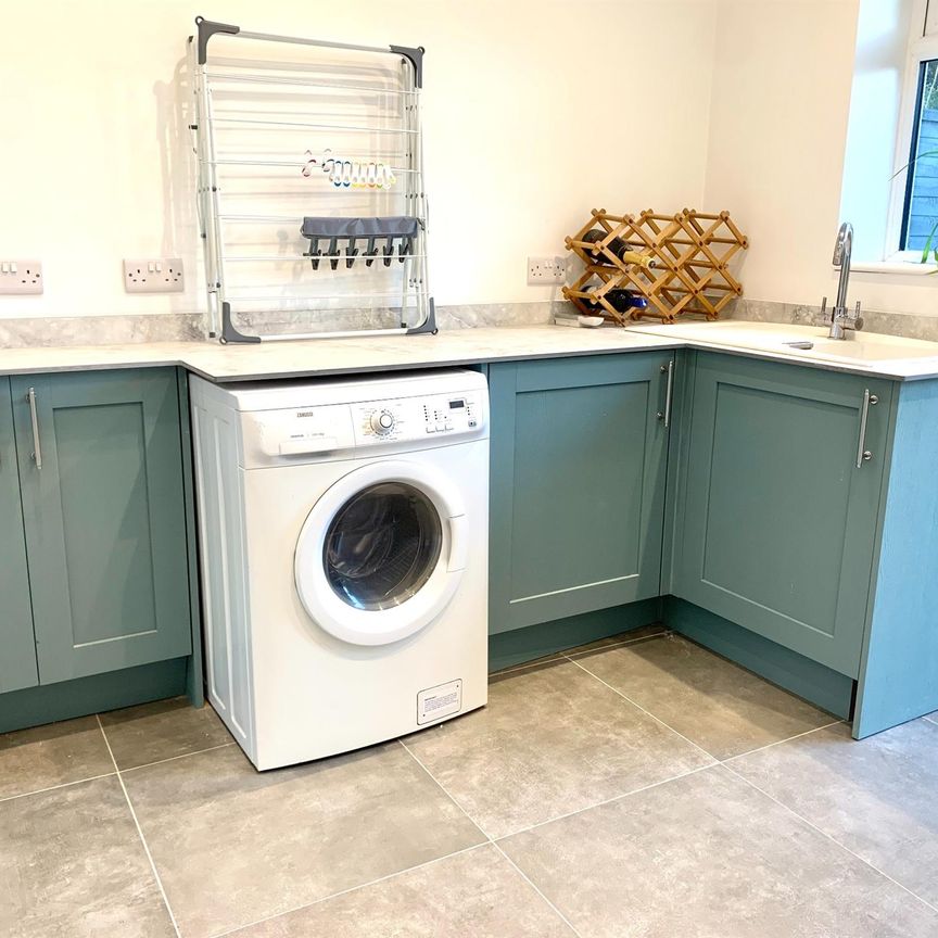 Bassett, So16 - Photo 1