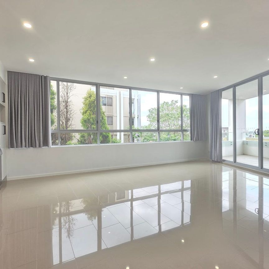 Modern living with floorboards, gas cooking & A/C - Photo 1