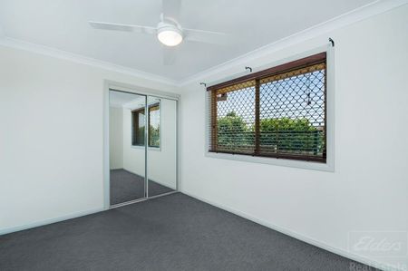 COMFORTABLE VILLA, PRIVATE ACCESS DRIVEWAY, WALK TO LAMBTON SHOPPING VILLAGE - Photo 2