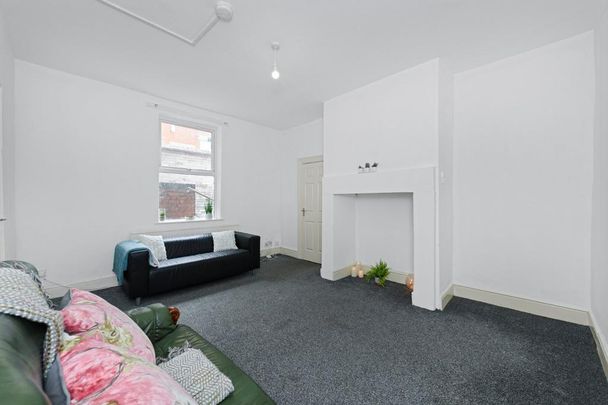 4 bedroom flat to rent - Photo 1