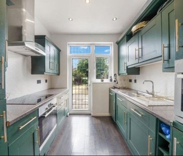 3 Bed Terraced House, Brockham Drive, IG2 - Photo 5