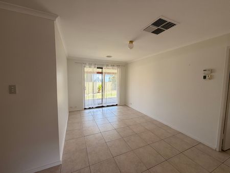 Freshly painted 3-bedroom home - Photo 3