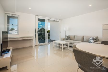 Lovely 1 bedroom fully furnished Unit in the Heart of Coorparoo - Photo 2