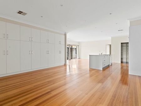 Your 5 Bedroom luxury home awaits in a prestigious location, ready to move in - Photo 3