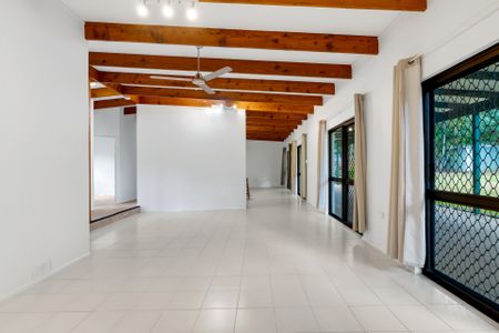 SPACIOUS FAMILY HOME ON MASSIVE BLOCK! - Photo 2