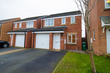 Lovely 3 Bedroom Detached Family Home with Integrated Garage to let in Leeds - Photo 5