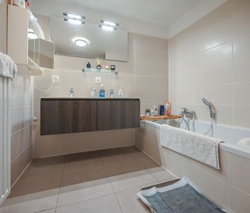 Aantrekkelijk en energiezuinig appartement in hartje Izegem - Foto 1