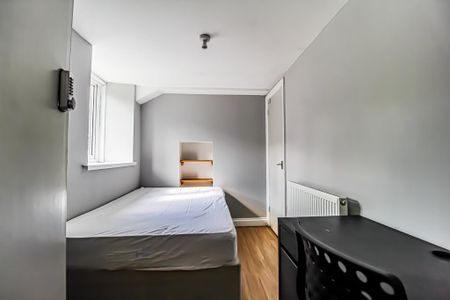 1 bedroom in a house share to rent - Photo 2