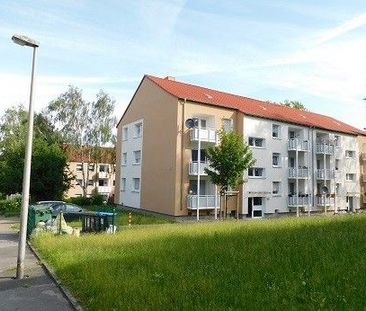 Schöne Wohnlage und Platz für eine kleine Familie! Balkon und Grüna... - Photo 1