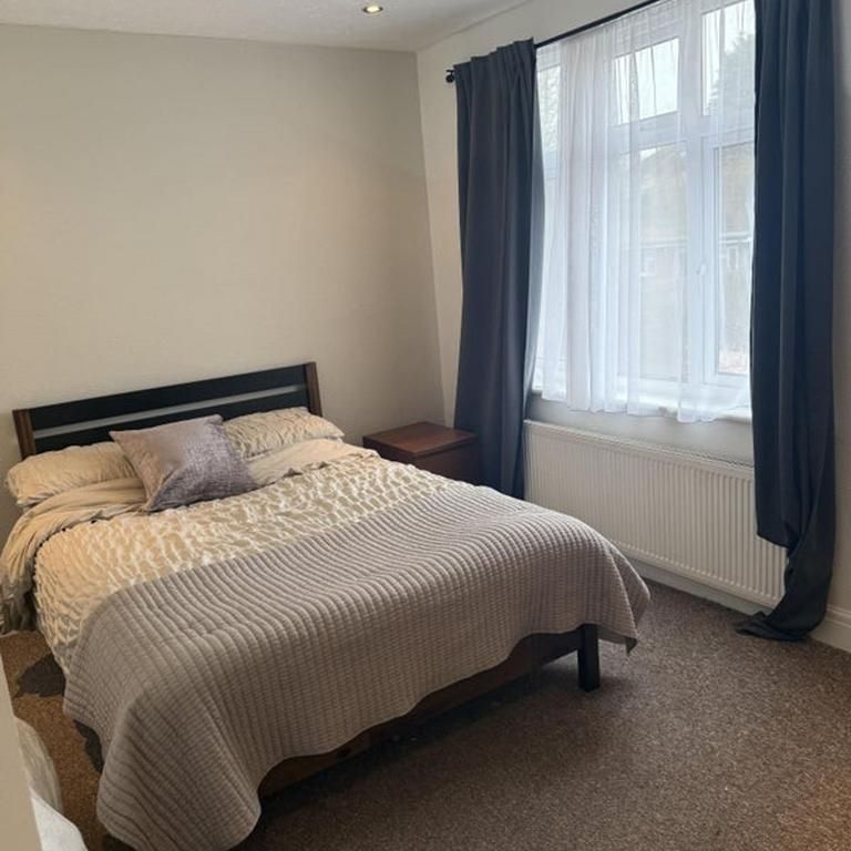 1 bedroom in a house share to rent - Photo 1