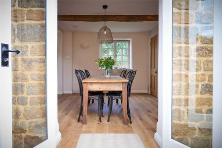 Handsome newly renovated home in the village of Oddington. - Photo 3