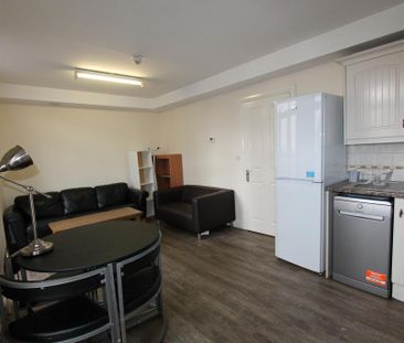 4 bedroom flat to rent - Photo 3