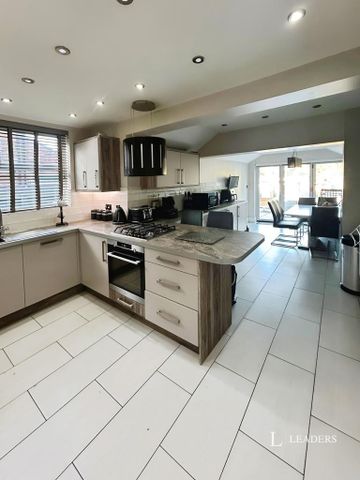 1 bedroom in a house share to rent - Photo 2
