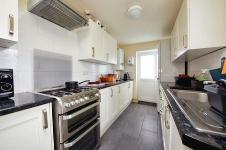 1 bedroom in a flat share to rent - Photo 5