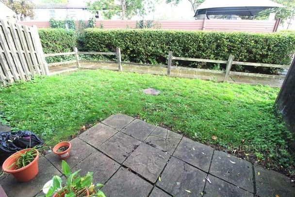 Hanworth Road, Hounslow, TW3 - Photo 1