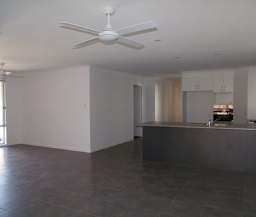 Modern four-bedroom, opposite bushland reserves - Photo 5
