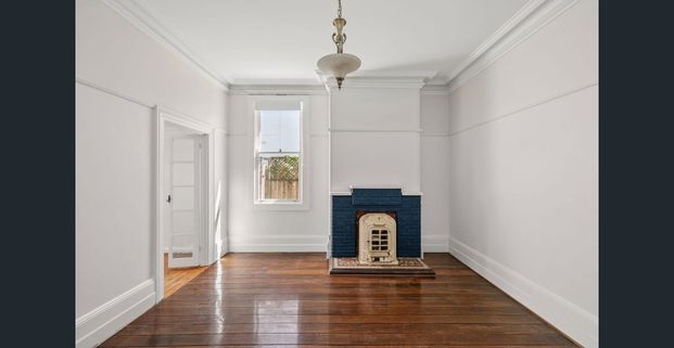 Updated terrace-style residence with study - Photo 1