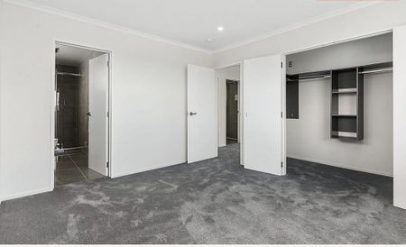 36 Christmas Road - Charming 5BR Manurewa Haven - Photo 2