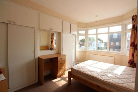 4 bedroom semi-detached house to rent - Photo 2