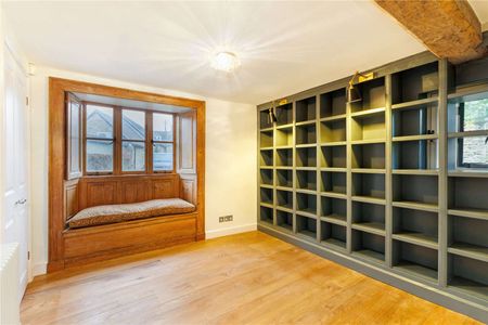 Beautiful Presented Home in the Heart of Lower Oddington. - Photo 3