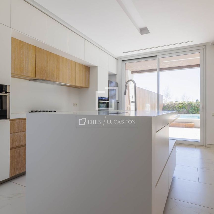 Excellent 3 Bedroom apartment with 137m² garden for rent in Pozuelo, Madrid - Photo 1