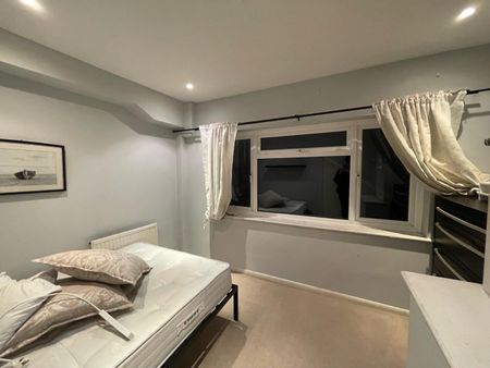 2 Bed Flat, Radcliffe Square, SW15 - Photo 2