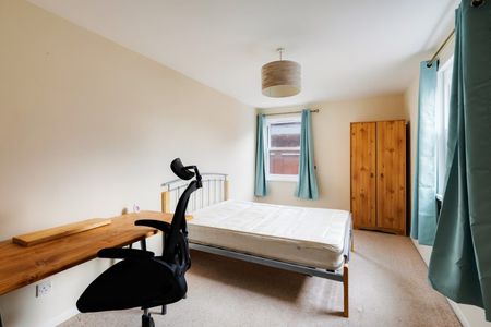 2 Bed Flat - Photo 2