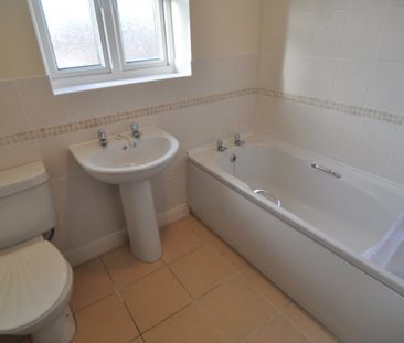 3 bed Town House - To Let - Photo 5