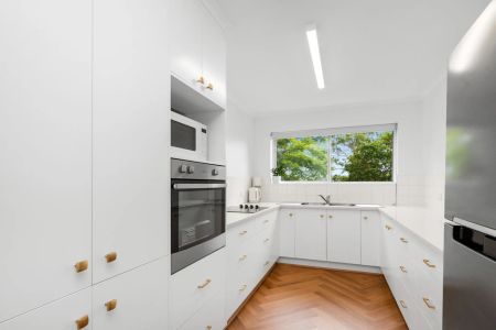 Spacious Coorparoo Apartment with Double Garage and Water Included! - Photo 5