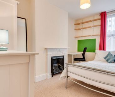£627 p/w (£2,717 pcm) - Photo 4
