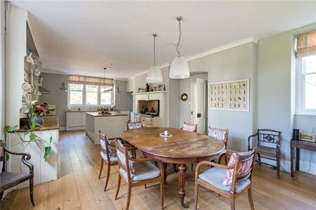 An Imposing Country Residence with Elegant Features - Photo 5