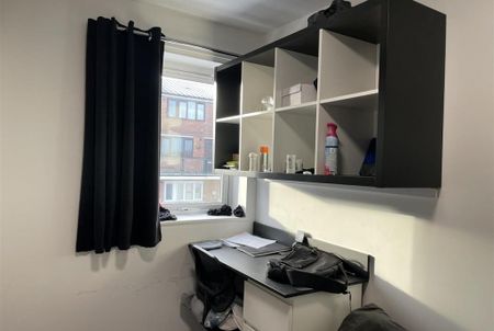 3 bedroom flat to rent - Photo 4