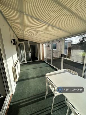 4 bedroom semi-detached house to rent - Photo 1