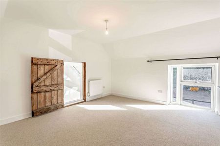 Three bedroom stable in a popular village location - Photo 3