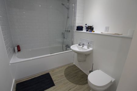 The Broadway, Haywards Heath, RH16 - Photo 3