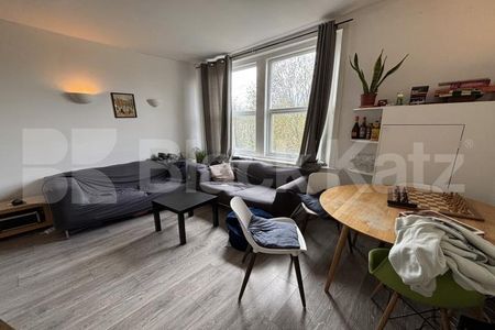 Flooded with natural light & offering two bathrooms - Photo 4