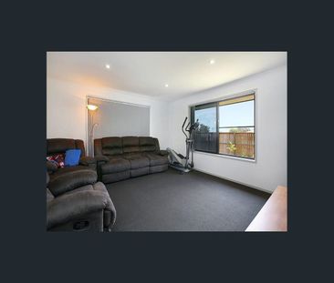 Modern Family Home *** UNFURNISHED *** - Photo 3