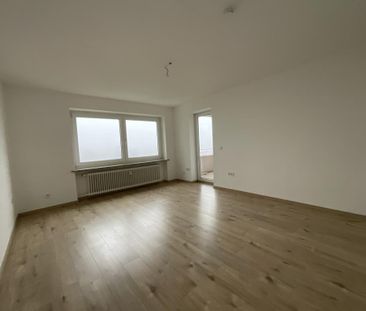 Helle 4-ZKB-Balkonwohnung im Hochhaus in Heppens zu vermieten! - Photo 2