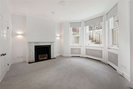 This is a charming and spacious studio flat in the heart of South Kensington. - Photo 2