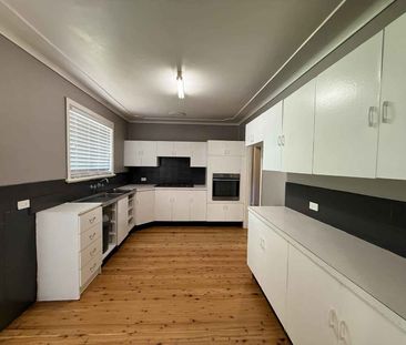 Prime Location – Walk to Shops! - Photo 1