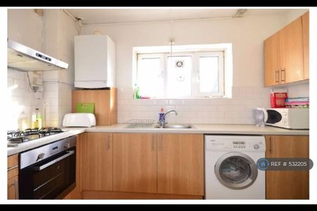 3 bedroom flat to rent - Photo 4