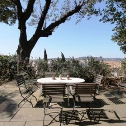 Center-Popolo: Spectacular Villino located in the center of Rome, in an exclusive private, secure park setting. Spacious living room, 4 bedrooms, 4 Baths, large panoramic terrace and gardens, parking. Ref #1910 - Photo 1