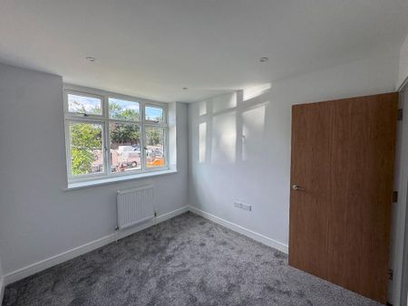 4 bedroom semi-detached house to rent - Photo 2