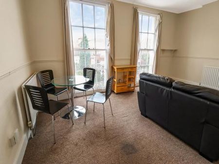 2 bedroom flat to rent - Photo 2